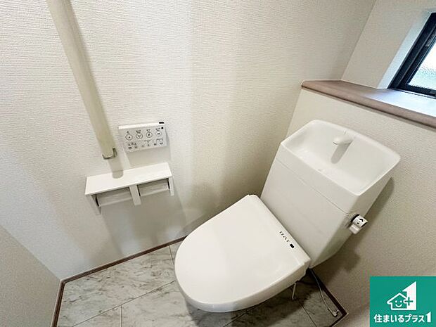 【トイレ】1・2階の2ヶ所にあるので、朝の忙しい時間の順番待ちもなく、深夜の利用にも大変便利です。