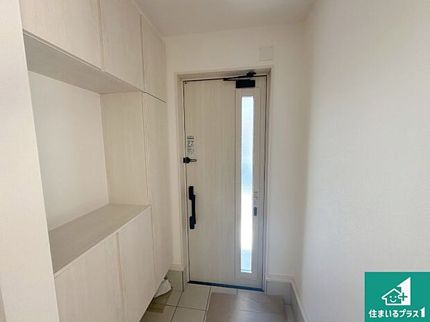 【玄関】シューズボックスにはたくさんの靴が収納できるので玄関周りはいつもスッキリ!ご家族が増えても安心!