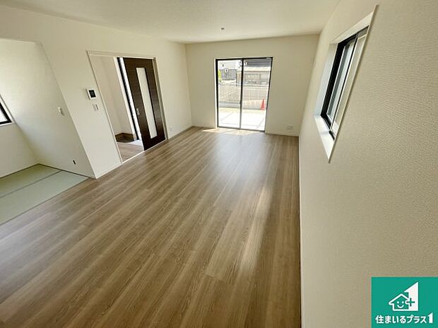 【居間・リビング】日当たり良好の明るいリビングで朝の目覚めもスッキリできそう！対面キッチンでご家族のコミュニケーションも自然と増える設計！小さなお子様が遊ぶスペースを作っても広々とくつろげるLDK！