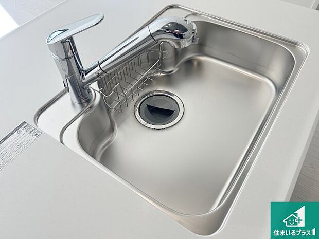 【キッチンシンク】蛇口の先端に浄水器を内蔵しています!原水と浄水、お湯と冷水、シャワーの切替えがワンタッチなので用途によって使い分けられます。