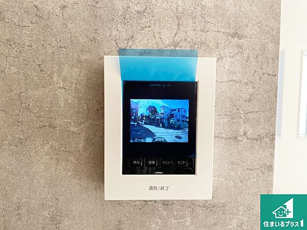 【カラーモニターインターホン】声だけでなく来訪者の姿や顔がモニターで確認できるので、小さなお子様がいらっしゃるご家庭でも安心できます！