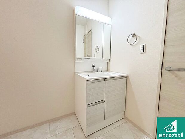 【独立洗面台】清潔感のある洗面台です。フラットな鏡は掃除がしやすく毎日清潔!鏡裏には収納があるのでスッキリとした洗面台が保てます。