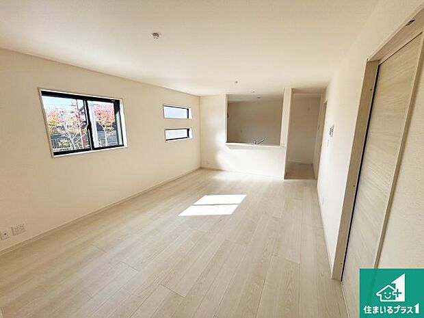 【居間・リビング】日当たり良好の明るいリビングで朝の目覚めもスッキリできそう!対面キッチンでご家族のコミュニケーションも自然と増える設計!小さなお子様が遊ぶスペースを作っても広々とくつろげるLDK!