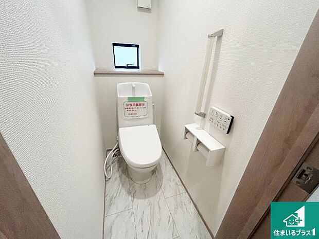 【トイレ】1・2階の2ヶ所にあるので、朝の忙しい時間の順番待ちもなく、深夜の利用にも大変便利です。