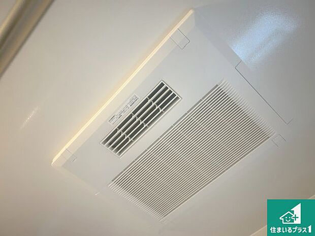 【浴室暖房乾燥機】四季を通して快適なバスライフをお手伝いする浴室暖房乾燥機!浴室の乾燥・暖房・涼風・換気はもちろん、24時間換気にも対応!