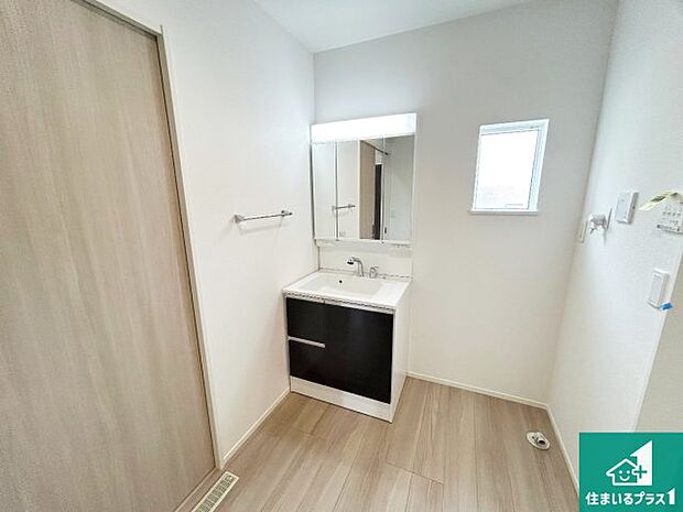 【独立洗面台】清潔感のある洗面台です。フラットな鏡は掃除がしやすく毎日清潔!鏡裏には収納があるのでスッキリとした洗面台が保てます。