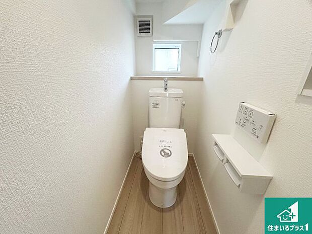 【トイレ】1・2階の2ヶ所にあるので、朝の忙しい時間の順番待ちもなく、深夜の利用にも大変便利です。