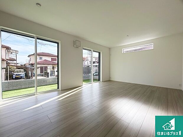 【居間・リビング】日当たり良好の明るいリビングで朝の目覚めもスッキリできそう!対面キッチンでご家族のコミュニケーションも自然と増える設計!小さなお子様が遊ぶスペースを作っても広々とくつろげるLDK!