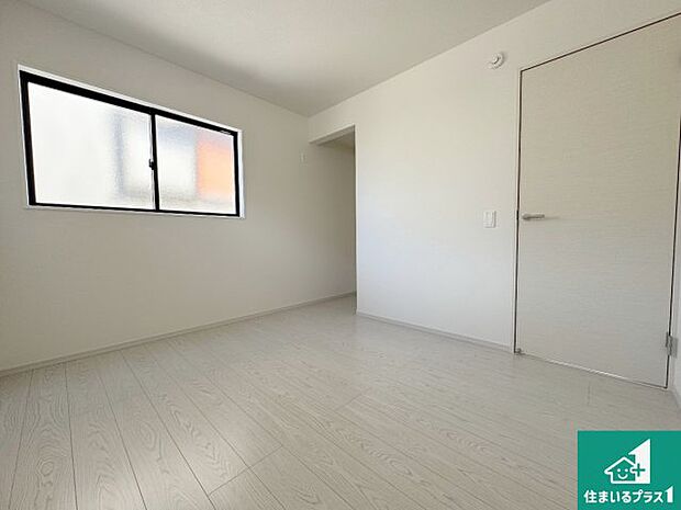 【洋室】シンプルな洋室は、自分好みのインテリアが楽しめます♪ご家族とインテリアや家具を選びに行くのは新築購入時の醍醐味の一つです。ぜひお楽しみください♪