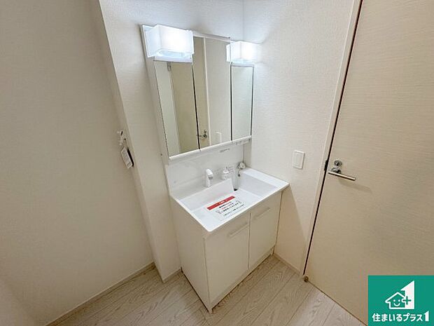 【独立洗面台】清潔感のある洗面台です。フラットな鏡は掃除がしやすく毎日清潔！鏡裏には収納があるのでスッキリとした洗面台が保てます。