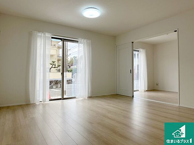 【居間・リビング】日当たり良好の明るいリビングで朝の目覚めもスッキリできそう！対面キッチンでご家族のコミュニケーションも自然と増える設計！小さなお子様が遊ぶスペースを作っても広々とくつろげるLDK！