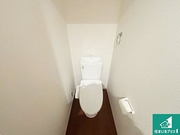 【トイレ】1・2階の2ヶ所にあるので、朝の忙しい時間の順番待ちもなく、深夜の利用にも大変便利です。