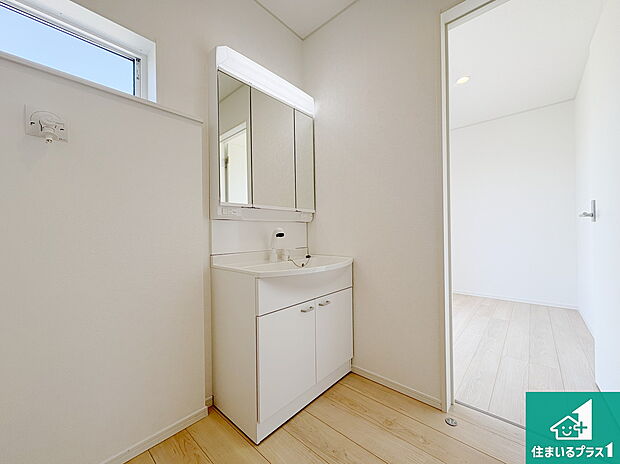 【独立洗面台】清潔感のある洗面台です。フラットな鏡は掃除がしやすく毎日清潔!鏡裏には収納があるのでスッキリとした洗面台が保てます。