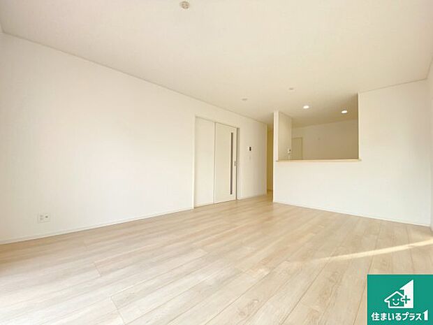 【居間・リビング】日当たり良好の明るいリビングで朝の目覚めもスッキリできそう!対面キッチンでご家族のコミュニケーションも自然と増える設計!小さなお子様が遊ぶスペースを作っても広々とくつろげるLDK!