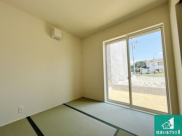 【和室】一室あると便利な和室は客間としてだけでなく、小さなお子様のプレイルームや食後のくつろぎスペースとしてもご利用いただけます。収納もついていますので大活躍間違いなし！