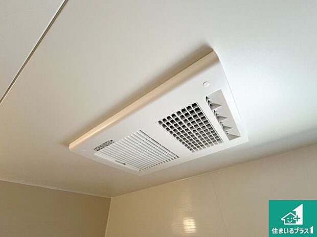 【浴室暖房乾燥機】四季を通して快適なバスライフをお手伝いする浴室暖房乾燥機！浴室の乾燥・暖房・涼風・換気はもちろん、２４時間換気にも対応！ 