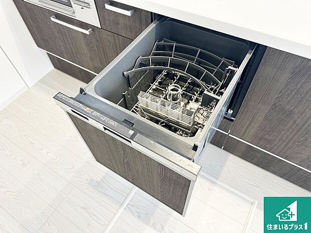 【食器洗浄乾燥機】食事後の一仕事、食器洗いをボタン一つでお任せできちゃいます!場所を取らないビルトイン式なので、お料理スペースもしっかり確保!
