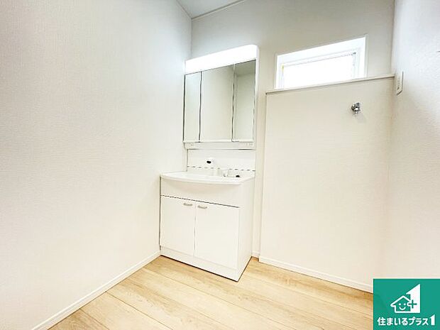 【独立洗面台】清潔感のある洗面台です。フラットな鏡は掃除がしやすく毎日清潔!鏡裏には収納があるのでスッキリとした洗面台が保てます。