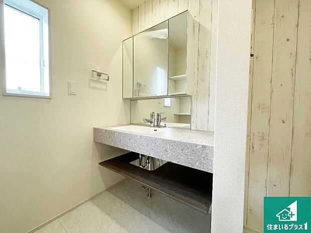 【独立洗面台】清潔感のある洗面台です。フラットな鏡は掃除がしやすく毎日清潔！鏡裏には収納があるのでスッキリとした洗面台が保てます。