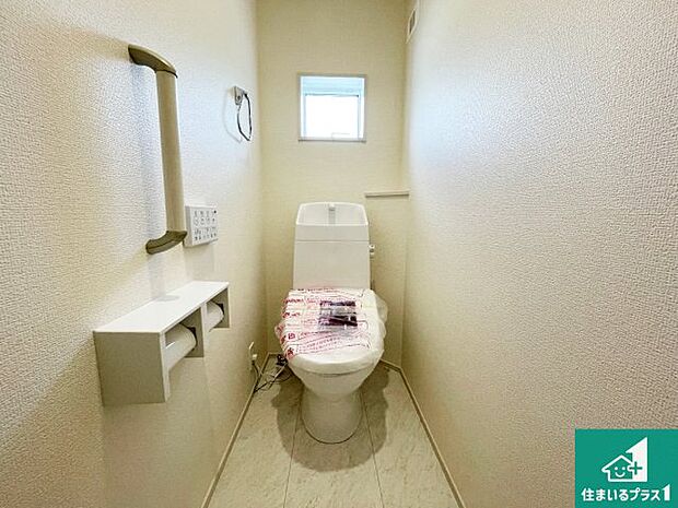 【トイレ】1・2階の2ヶ所にあるので、朝の忙しい時間の順番待ちもなく、深夜の利用にも大変便利です。