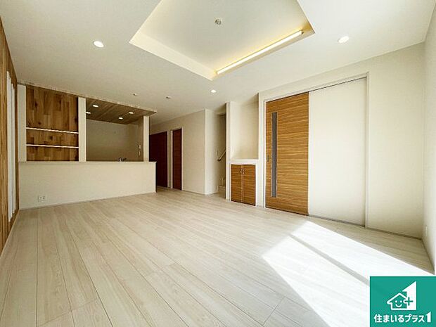 【居間・リビング】日当たり良好の明るいリビングで朝の目覚めもスッキリできそう！対面キッチンでご家族のコミュニケーションも自然と増える設計！小さなお子様が遊ぶスペースを作っても広々とくつろげるLDK！