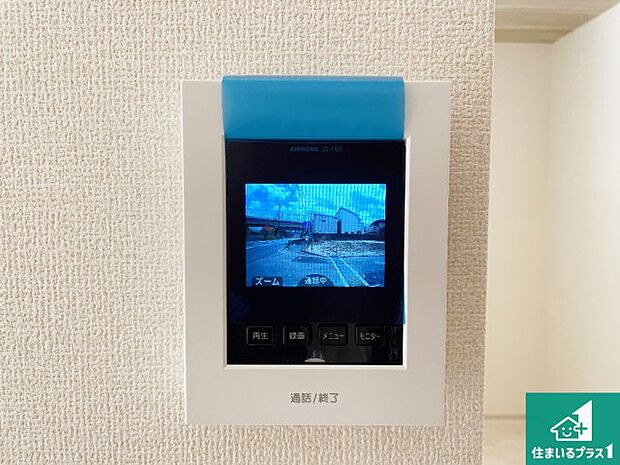 【カラーモニターインターホン】声だけでなく来訪者の姿や顔がモニターで確認できるので、小さなお子様がいらっしゃるご家庭でも安心できます！