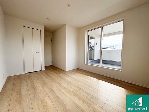 【洋室】シンプルな洋室は、自分好みのインテリアが楽しめます♪ご家族とインテリアや家具を選びに行くのは新築購入時の醍醐味の一つです。ぜひお楽しみください♪