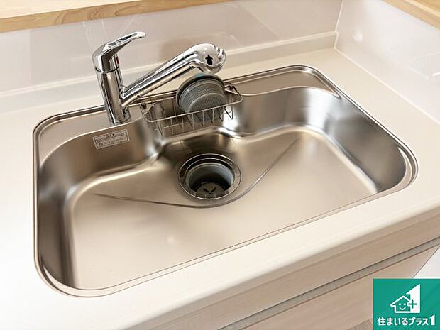 【キッチンシンク】蛇口の先端に浄水器を内蔵しています!原水と浄水、お湯と冷水、シャワーの切替えがワンタッチなので用途によって使い分けられます。