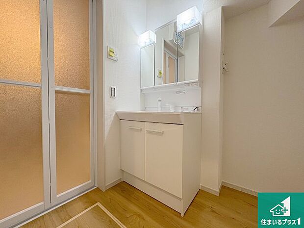 【独立洗面台】清潔感のある洗面台です。フラットな鏡は掃除がしやすく毎日清潔！鏡裏には収納があるのでスッキリとした洗面台が保てます。