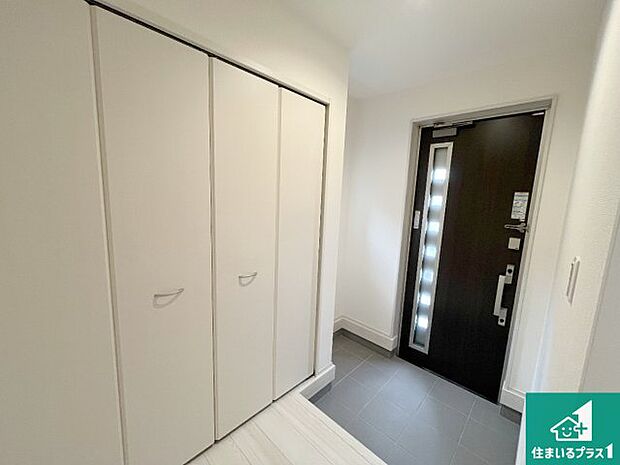 【玄関】シューズボックスにはたくさんの靴が収納できるので玄関周りはいつもスッキリ！ご家族が増えても安心！