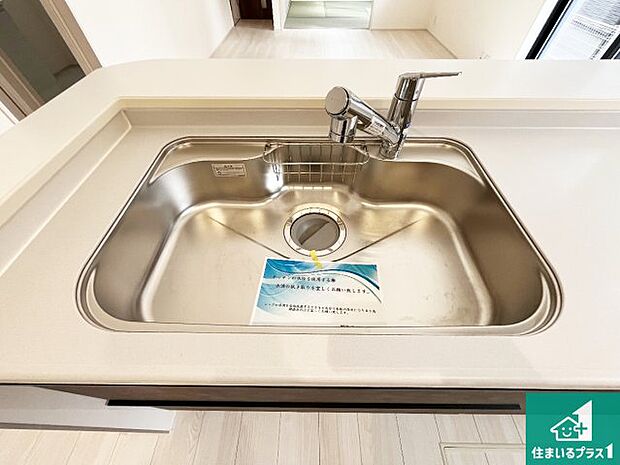 【キッチンシンク】蛇口の先端に浄水器を内蔵しています！原水と浄水、お湯と冷水、シャワーの切替えがワンタッチなので用途によって使い分けられます。