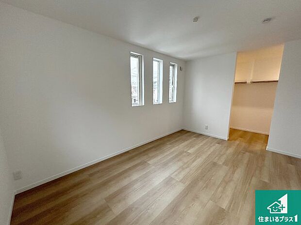 【洋室】シンプルな洋室は、自分好みのインテリアが楽しめます♪ご家族とインテリアや家具を選びに行くのは新築購入時の醍醐味の一つです。ぜひお楽しみください♪