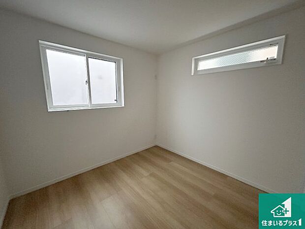 【洋室】シンプルな洋室は、自分好みのインテリアが楽しめます♪ご家族とインテリアや家具を選びに行くのは新築購入時の醍醐味の一つです。ぜひお楽しみください♪