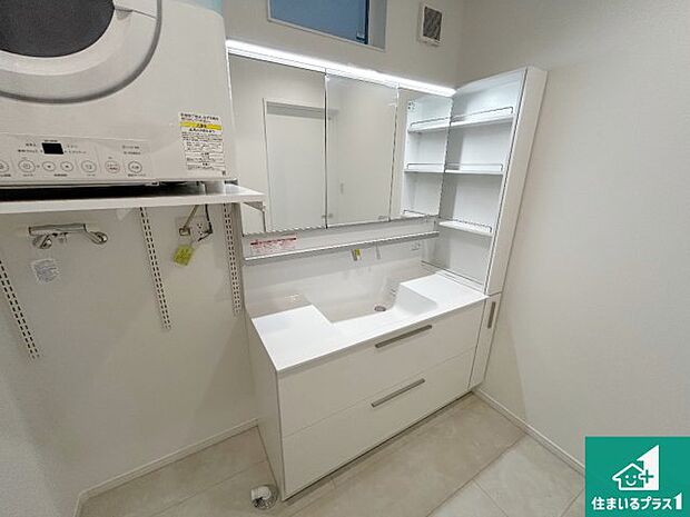 【独立洗面台】清潔感のある洗面台です。フラットな鏡は掃除がしやすく毎日清潔！鏡裏には収納があるのでスッキリとした洗面台が保てます。