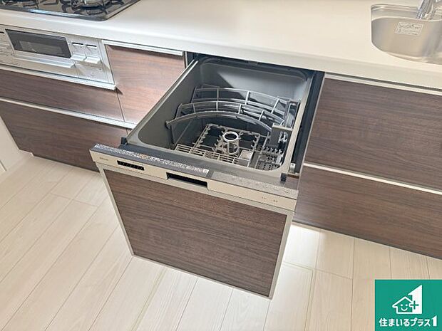 【食器洗い乾燥機】食事後の一仕事、食器洗いをボタン一つでお任せできちゃいます！場所を取らないビルトイン式なので、お料理スペースもしっかり確保！ 