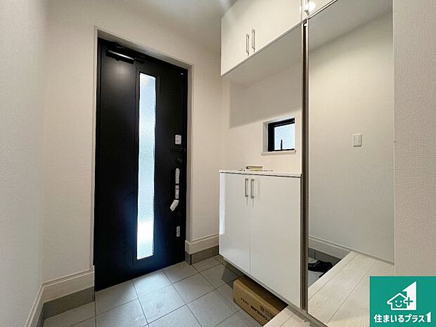 【玄関】シューズボックスにはたくさんの靴が収納できるので玄関周りはいつもスッキリ!ご家族が増えても安心!