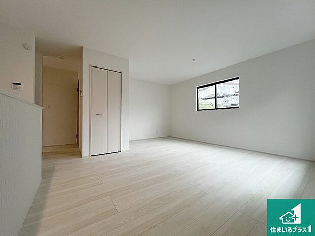 【居間・リビング】日当たり良好の明るいリビングで朝の目覚めもスッキリできそう!対面キッチンでご家族のコミュニケーションも自然と増える設計!小さなお子様が遊ぶスペースを作っても広々とくつろげるLDK!