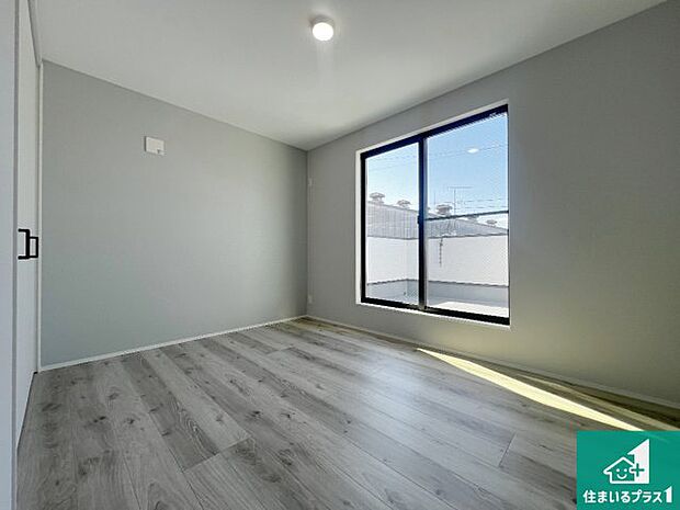 【洋室】シンプルな洋室は、自分好みのインテリアが楽しめます♪ご家族とインテリアや家具を選びに行くのは新築購入時の醍醐味の一つです。ぜひお楽しみください♪