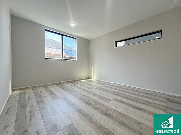 【洋室】シンプルな洋室は、自分好みのインテリアが楽しめます♪ご家族とインテリアや家具を選びに行くのは新築購入時の醍醐味の一つです。ぜひお楽しみください♪