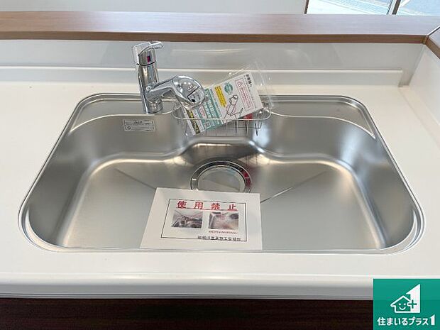 【キッチンシンク】蛇口の先端に浄水器を内蔵しています!原水と浄水、お湯と冷水、シャワーの切替えがワンタッチなので用途によって使い分けられます。