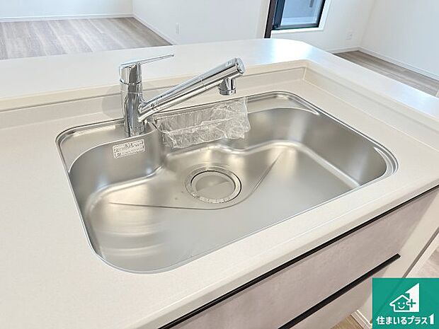 【キッチンシンク】蛇口の先端に浄水器を内蔵しています!原水と浄水、お湯と冷水、シャワーの切替えがワンタッチなので用途によって使い分けられます。