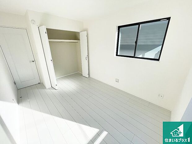 【洋室】シンプルな洋室は、自分好みのインテリアが楽しめます♪ご家族とインテリアや家具を選びに行くのは新築購入時の醍醐味の一つです。ぜひお楽しみください♪