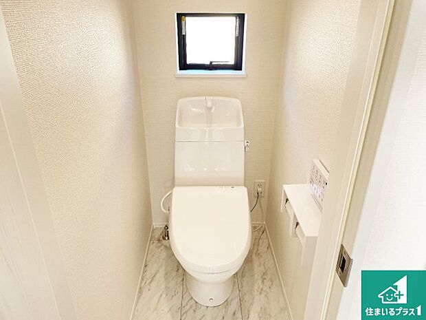 【トイレ】1・2階の2ヶ所にあるので、朝の忙しい時間の順番待ちもなく、深夜の利用にも大変便利です。