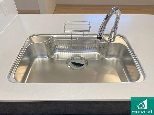 【キッチンシンク】蛇口の先端に浄水器を内蔵しています!原水と浄水、お湯と冷水、シャワーの切替えがワンタッチなので用途によって使い分けられます。