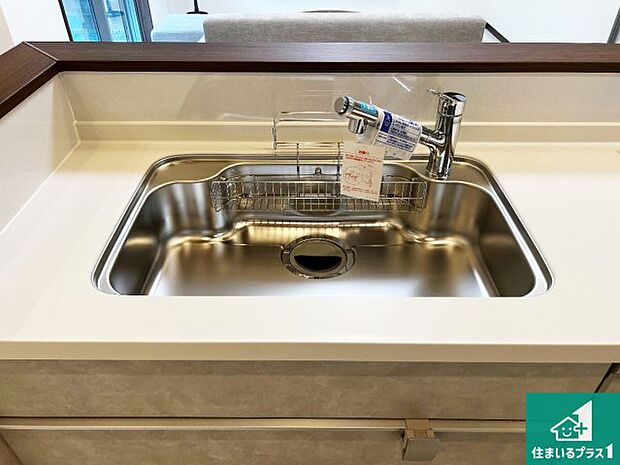 【キッチンシンク】蛇口の先端に浄水器を内蔵しています!原水と浄水、お湯と冷水、シャワーの切替えがワンタッチなので用途によって使い分けられます。
