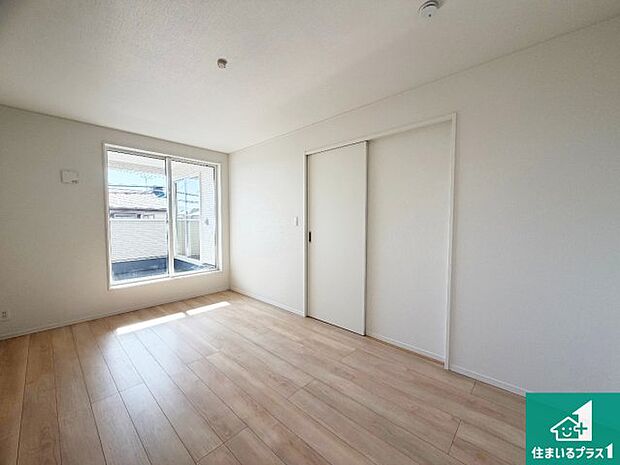 【洋室】シンプルな洋室は、自分好みのインテリアが楽しめます♪ご家族とインテリアや家具を選びに行くのは新築購入時の醍醐味の一つです。ぜひお楽しみください♪