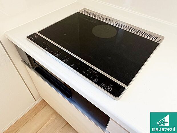 【コンロ】火を使わないので、安心なＩＨコンロ！でこぼこが無い構造なので、掃除もしやすく清潔に保てます！