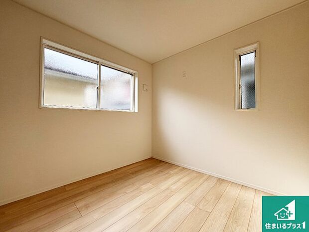 【キッチン】リビングと統一感があり、使い勝手のいいキッチン。広々としているので、二人並んで作業が出来ちゃいます。お子様と一緒に色々なお料理に挑戦できるスペースがあります。