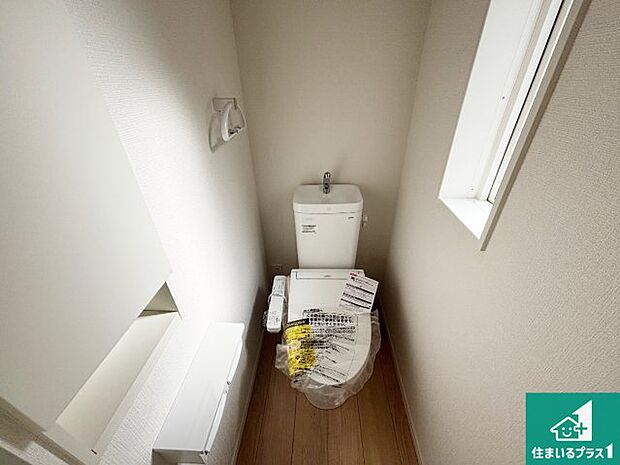 【独立洗面台】清潔感のある洗面台です。フラットな鏡は掃除がしやすく毎日清潔!ホースは引き出して使えるので洗顔やお掃除の際に便利です!