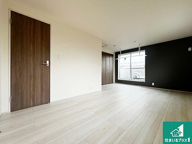 【洋室】シンプルな洋室は、自分好みのインテリアが楽しめます♪ご家族とインテリアや家具を選びに行くのは新築購入時の醍醐味の一つです。ぜひお楽しみください♪